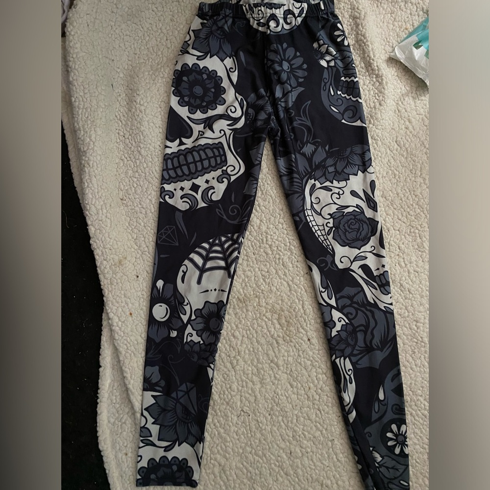 Black skull pattern leggings size large